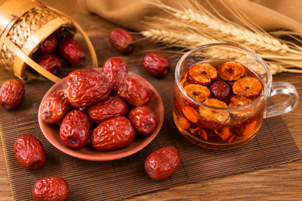 táo đỏ pha trà
