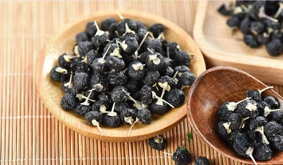 Hắc kỷ tử nổi bật với hàm lượng anthocyanin cao, hỗ trợ chống oxy hóa, bảo vệ mắt, làm đẹp da và tăng cường sức khỏe tổng thể.